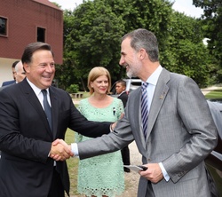Su Majestad el Rey es recibido por Su Excelencia Juan Carlos Varela, Presidente de la República de Panamá, a su llegada a Panamá Viejo
